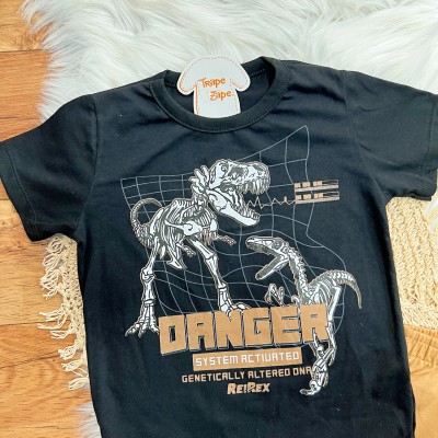 Conj. Camiseta Danger e Bermuda em Moletinho - Preto e Caramelo